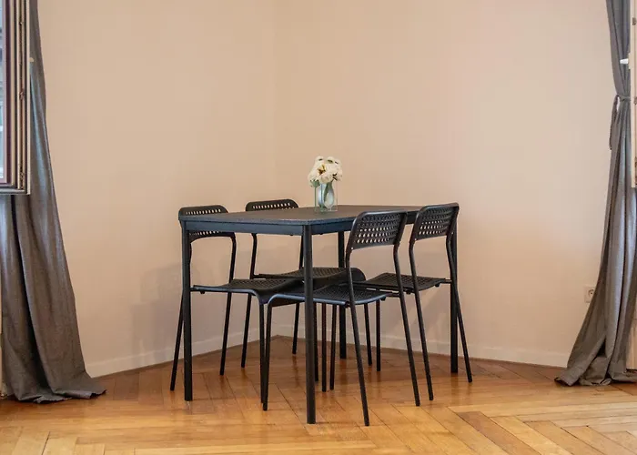Apartment Affordable 2 Apts For 14p, 4br Great For Families *