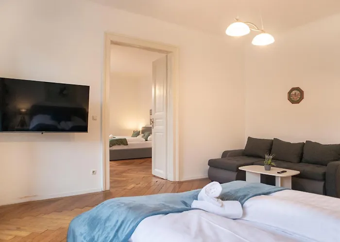 Affordable 2 Apts For 14p, 4br Great For Families *