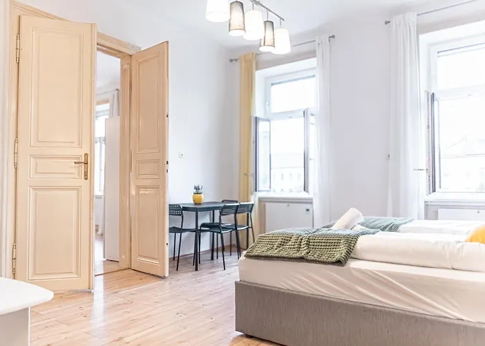 Affordable 2 Apts For 14p, 4br Great For Families * Vienna