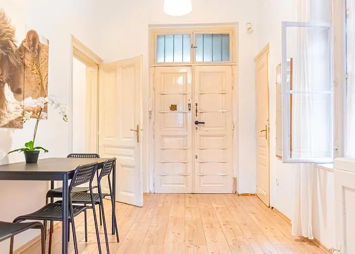 Apartment Affordable 2 Apts For 14p, 4br Great For Families Vienna
