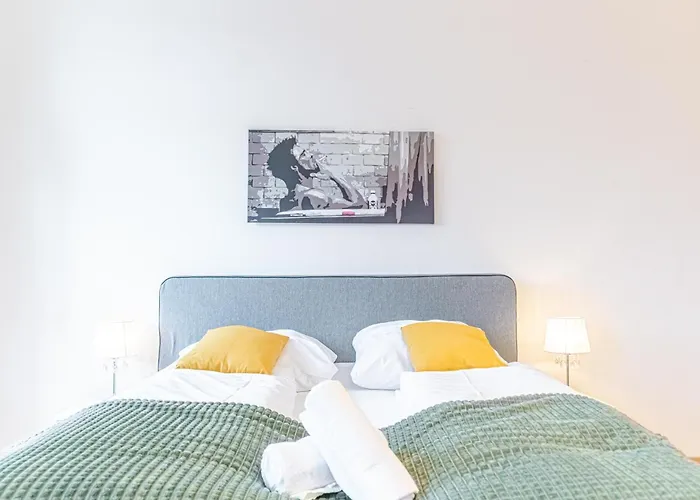 Affordable 2 Apts For 14p, 4br Great For Families Apartment