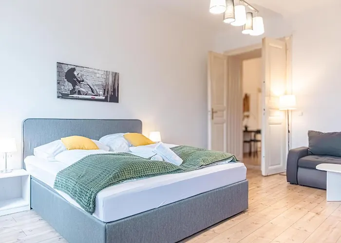 Affordable 2 Apts For 14p, 4br Great For Families Apartment *