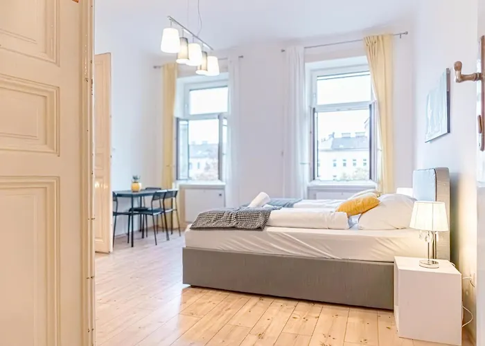Apartment Affordable 2 Apts For 14p, 4br Great For Families *