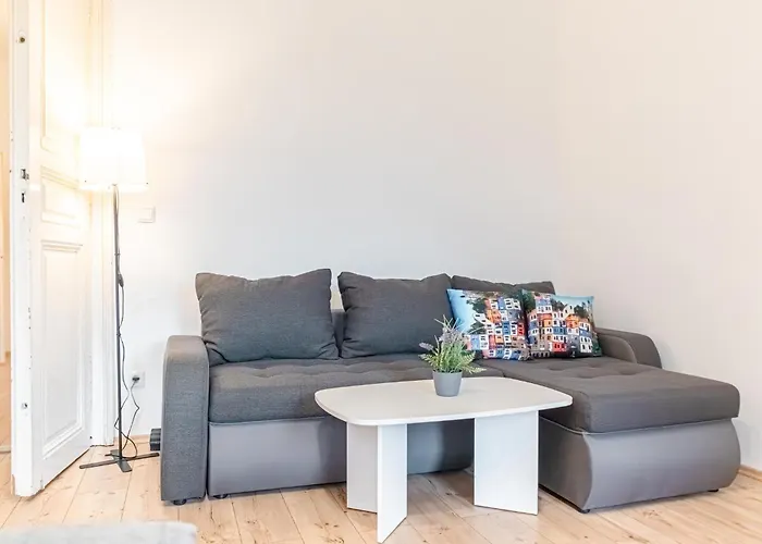 Affordable 2 Apts For 14p, 4br Great For Families * וינה