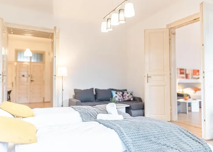 Affordable 2 Apts For 14p, 4br Great For Families Apartment *