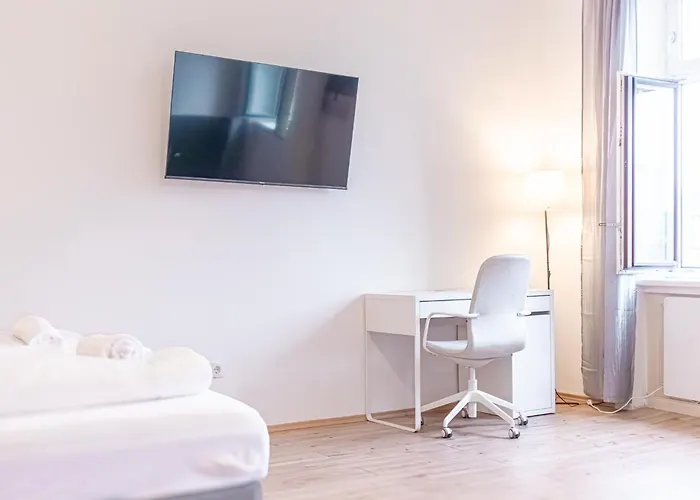 Affordable 2 Apts For 14p, 4br Great For Families * Vienna