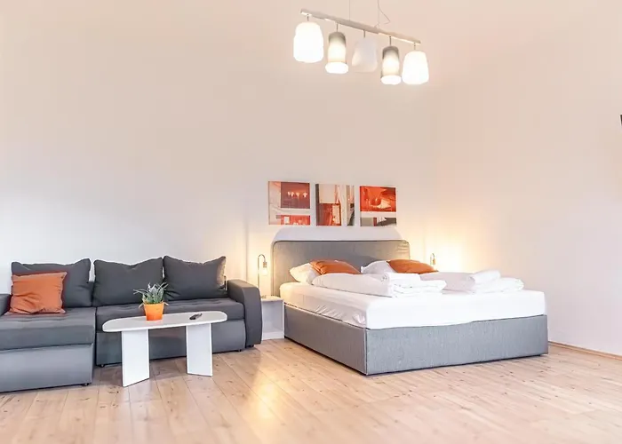 Apartment Affordable 2 Apts For 14p, 4br Great For Families *