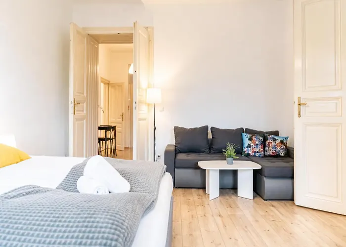 Affordable 2 Apts For 14p, 4br Great For Families *