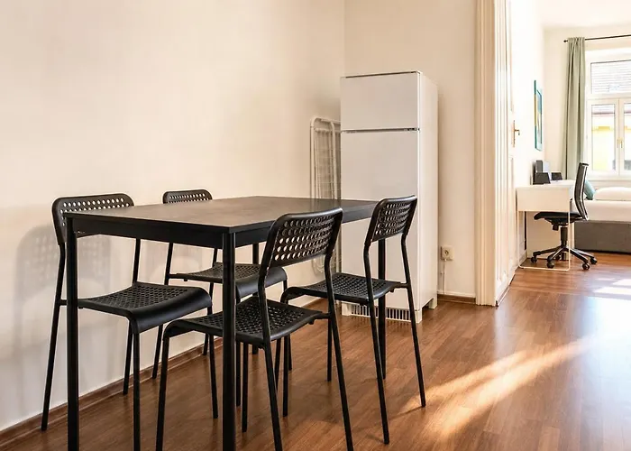 Affordable 2 Apts For 14p, 4br Great For Families * וינה