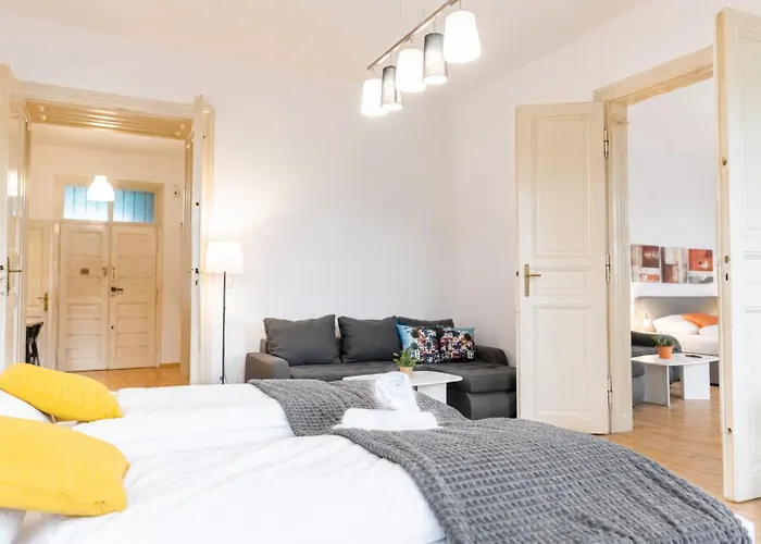 Affordable 2 Apts For 14p, 4br Great For Families