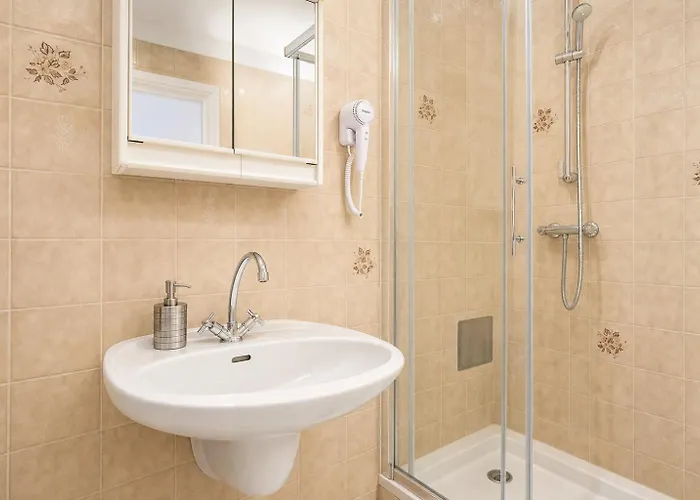 Affordable 2 Apts For 14p, 4br Great For Families *